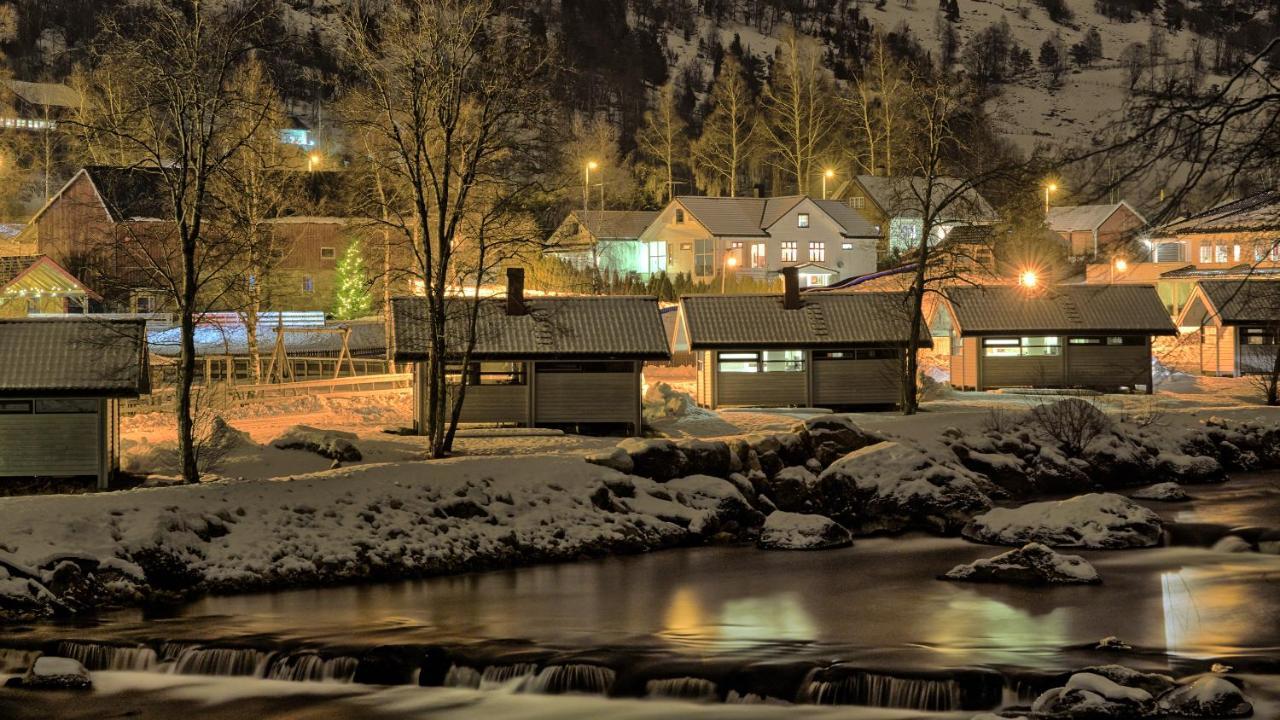 Jolstraholmen Camping Og Hytter Hotel Vassenden Buitenkant foto